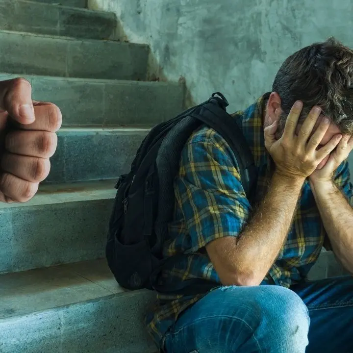 «Non vogliamo ricch… nella nostra famiglia»: 16enne gay pestato a sangue dallo zio in provincia di Cosenza