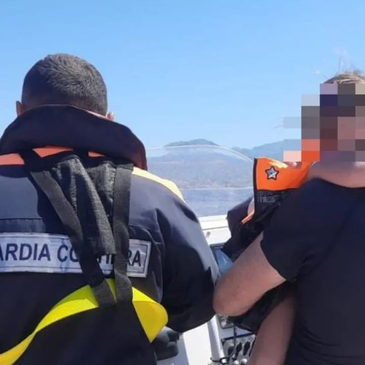 Bimba di 4 anni alla deriva su un canotto nel mare di Calabria: recuperata a un miglio e mezzo dalla costa