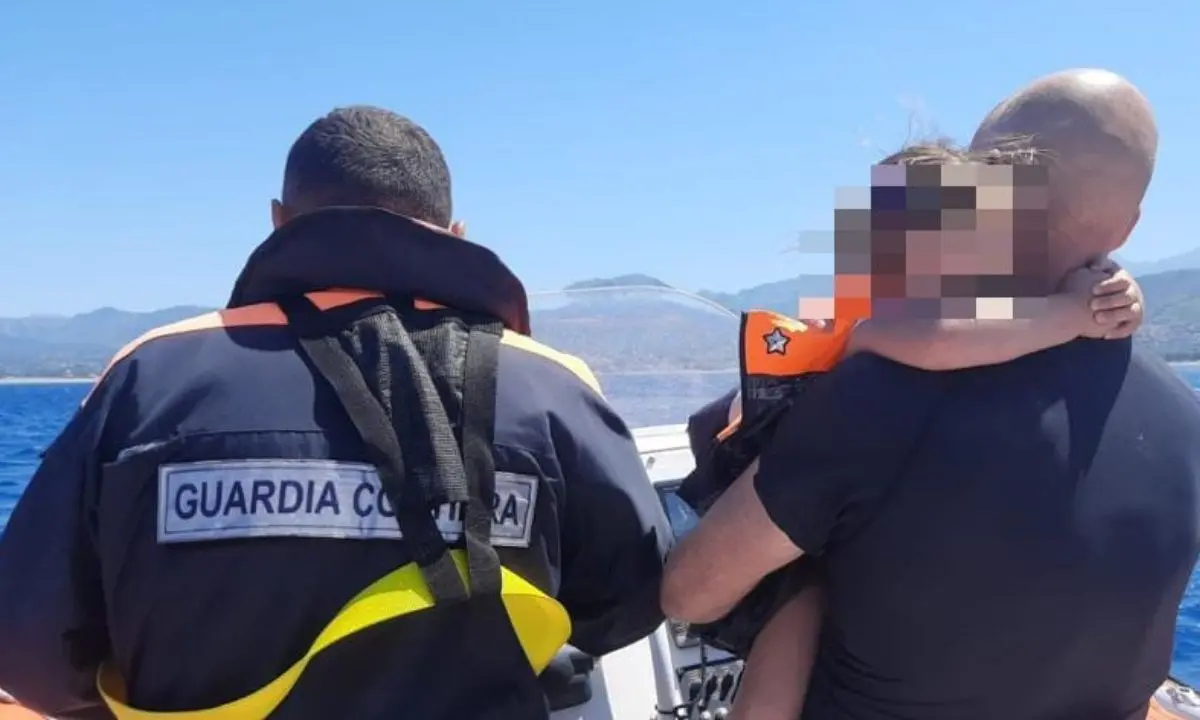 Bimba di 4 anni alla deriva su un canotto nel mare di Calabria: recuperata a un miglio e mezzo dalla costa