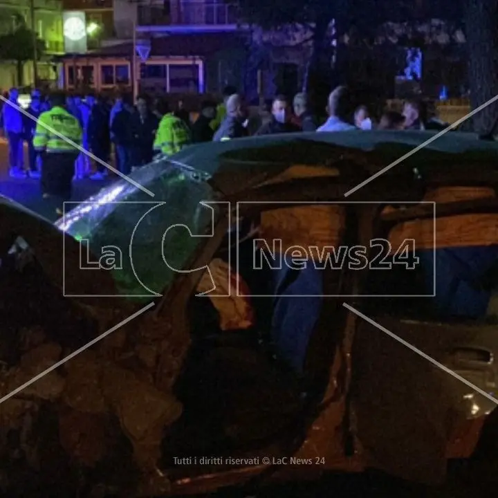 Incidente nel Cosentino, auto con quattro giovani sbanda e impatta con il guardrail: un ferito grave