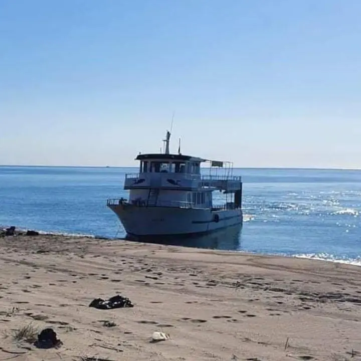Migranti, oltre 100 persone giunte stamattina a Crotone in località Bucchi