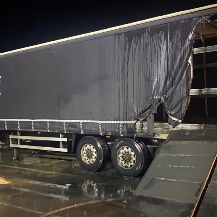 Corigliano Rossano, in fiamme nella zona industriale un camion di una ditta di trasporti