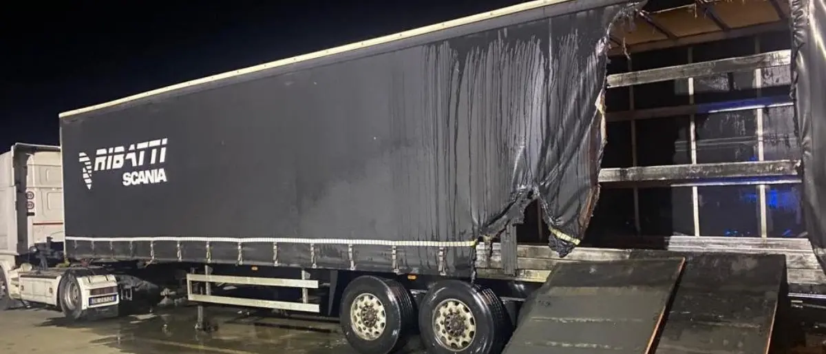 Corigliano Rossano, in fiamme nella zona industriale un camion di una ditta di trasporti