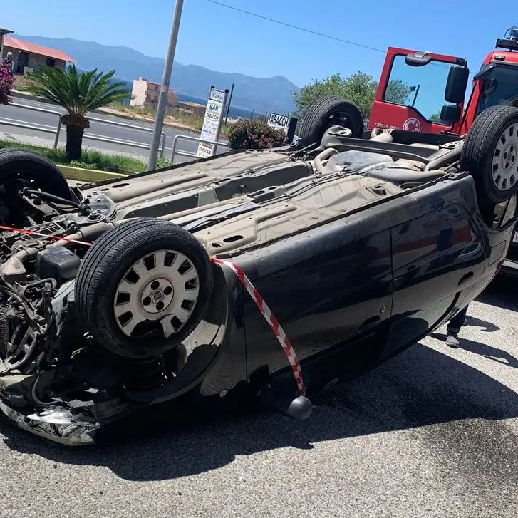 Incidente a Reggio Calabria, perde il controllo e l’auto si ribalta: morta una donna sulla 106