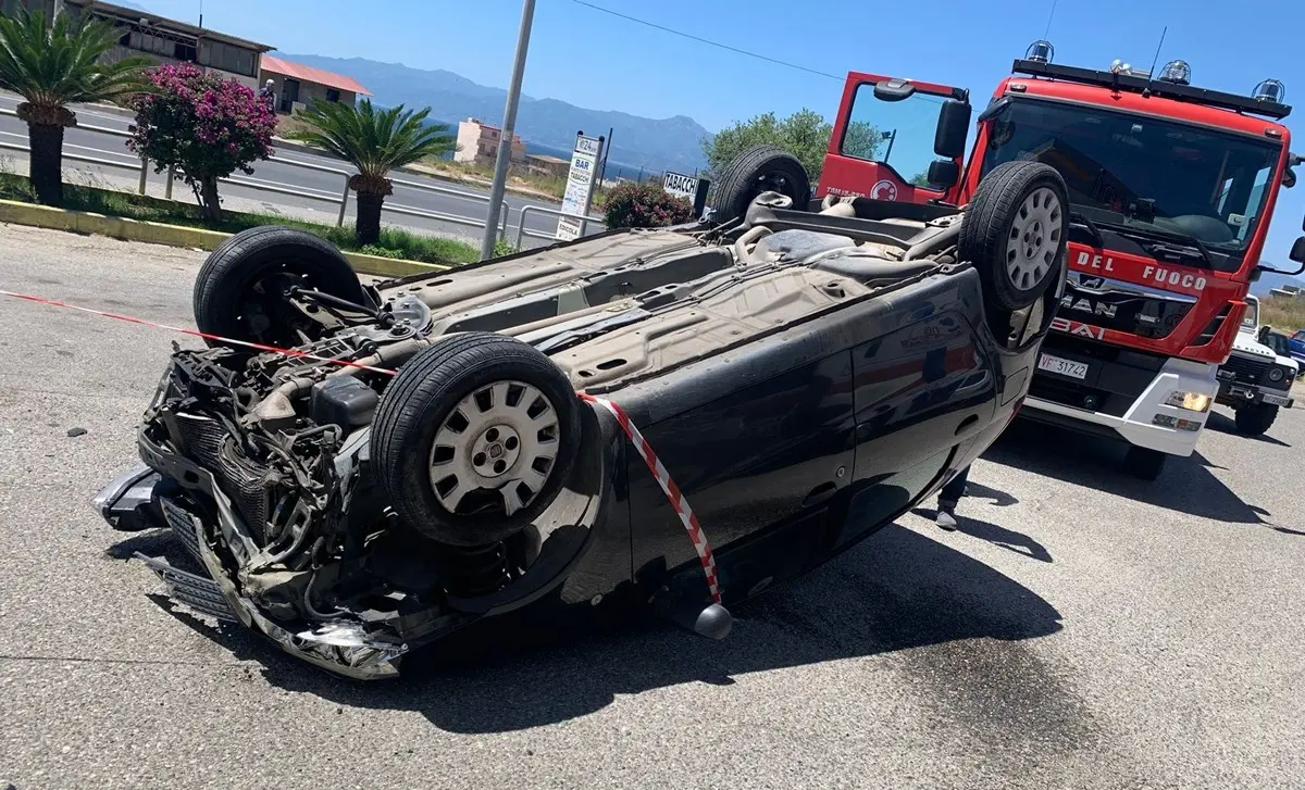 Incidente a Reggio Calabria, perde il controllo e l’auto si ribalta: morta una donna sulla 106