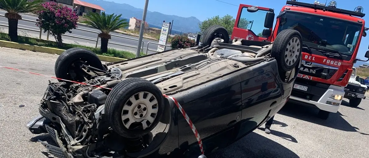 Incidente a Reggio Calabria, perde il controllo e l’auto si ribalta: morta una donna sulla 106