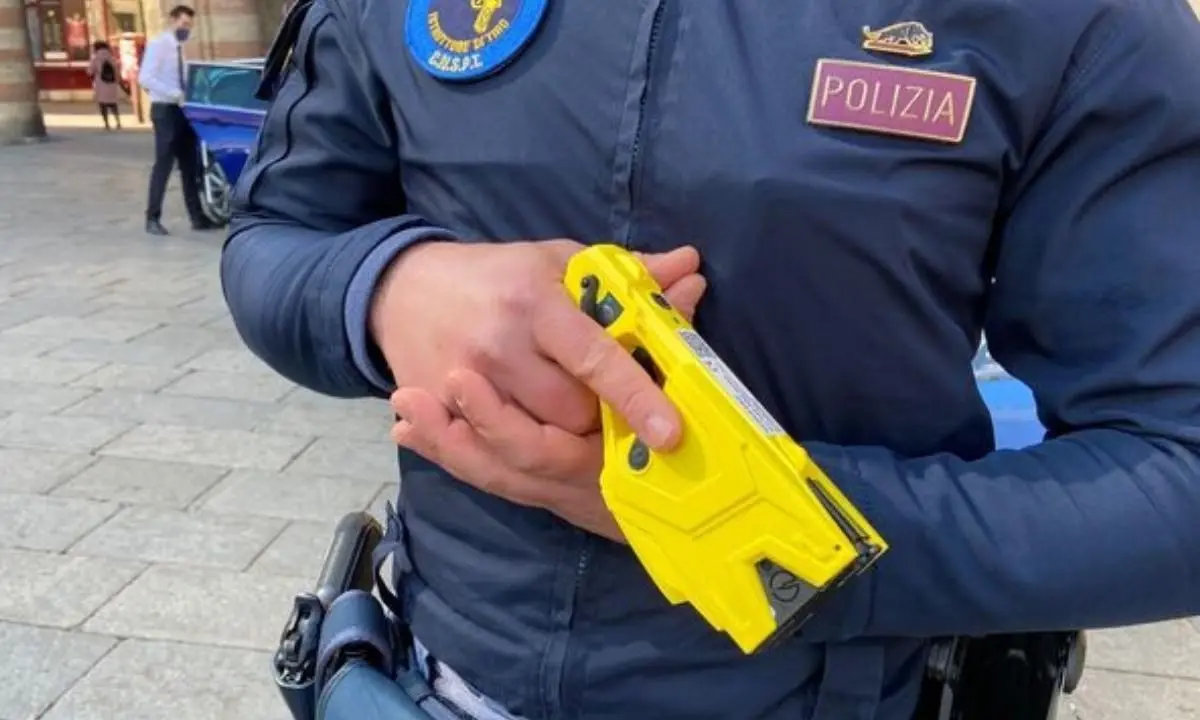 Il taser da domani anche in Calabria: in dotazione agli agenti di Catanzaro, Cosenza e Locri