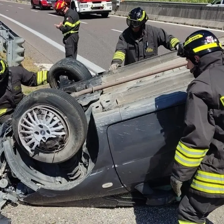 Incidente stradale nel Catanzarese, perde il controllo dell’auto e si ribalta: ferito il conducente