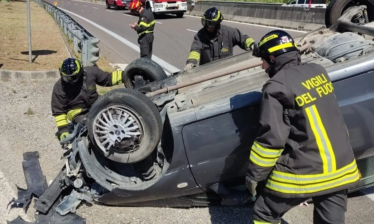 Incidente stradale nel Catanzarese, perde il controllo dell’auto e si ribalta: ferito il conducente