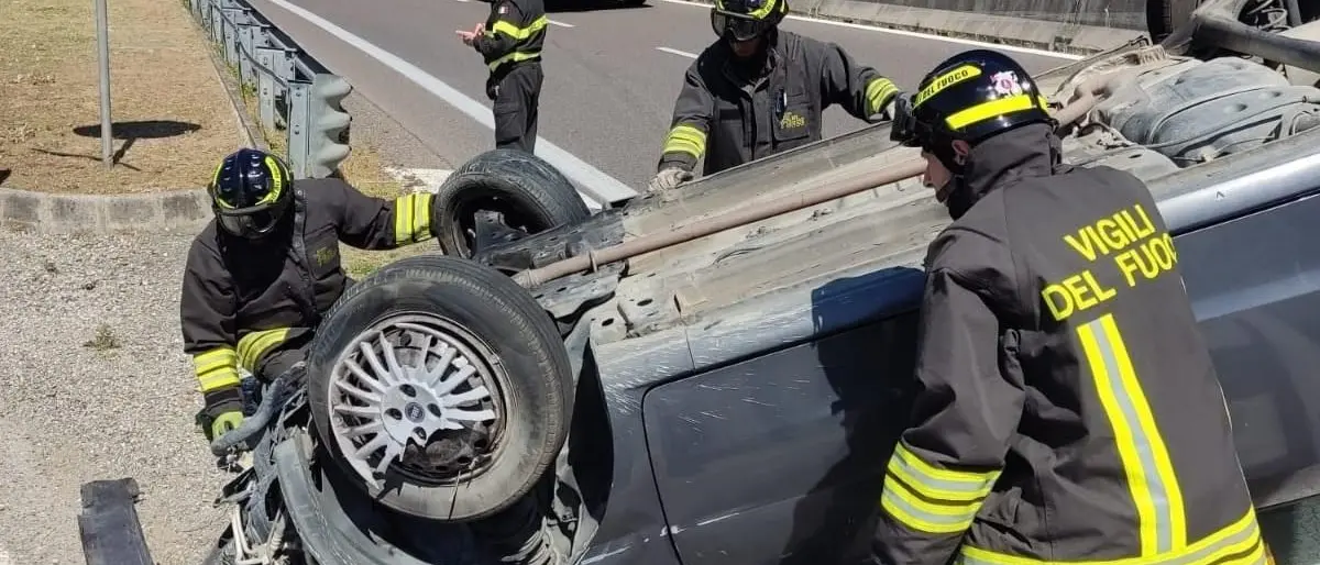 Incidente stradale nel Catanzarese, perde il controllo dell’auto e si ribalta: ferito il conducente