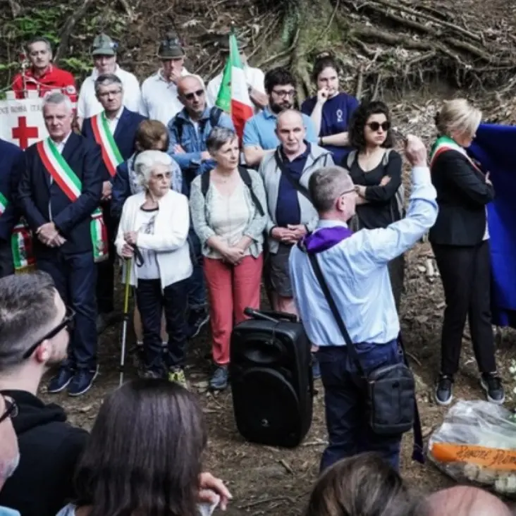 Un anno fa la tragedia della funivia, Stresa omaggia le 14 vittime. Le famiglie: «Vogliamo verità»