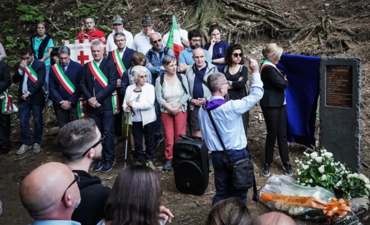 Un anno fa la tragedia della funivia, Stresa omaggia le 14 vittime. Le famiglie: «Vogliamo verità»