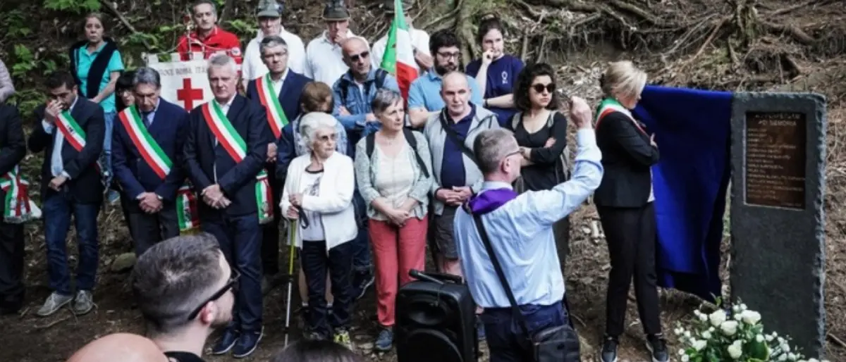 Un anno fa la tragedia della funivia, Stresa omaggia le 14 vittime. Le famiglie: «Vogliamo verità»