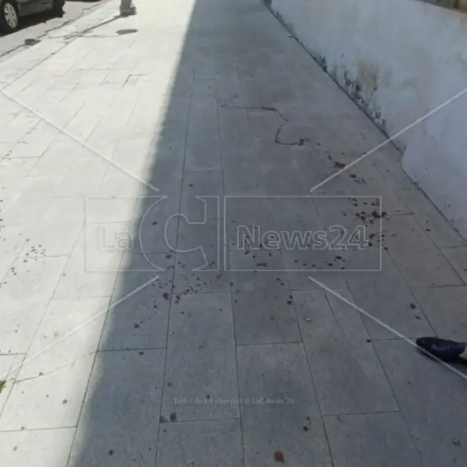 Locri, rissa con accoltellamento davanti al municipio: due giovani finiscono in ospedale