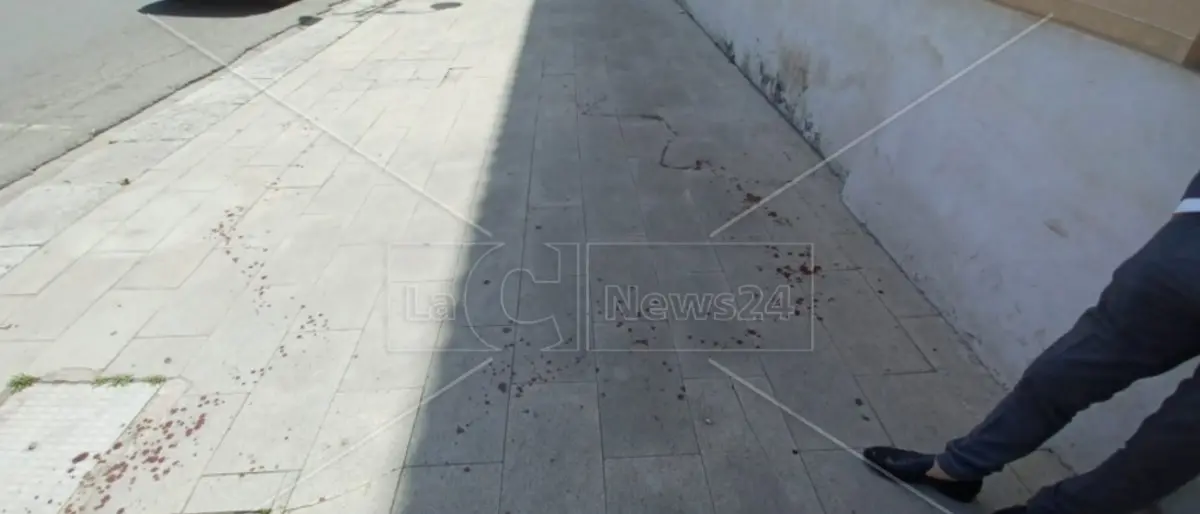 Locri, rissa con accoltellamento davanti al municipio: due giovani finiscono in ospedale