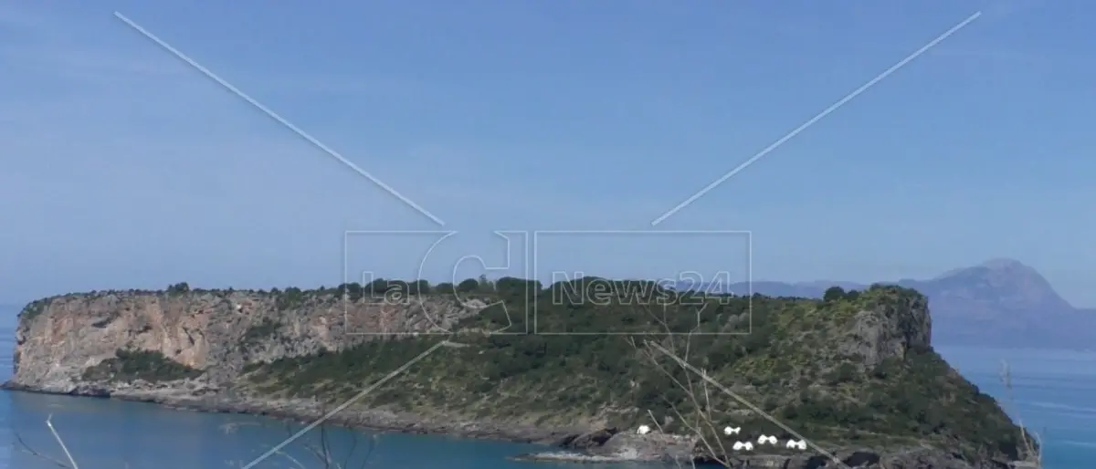 Isola Dino in vendita, dopo la “restituzione” ai cittadini una delle società coinvolte ricorre in appello: tutto da rifare