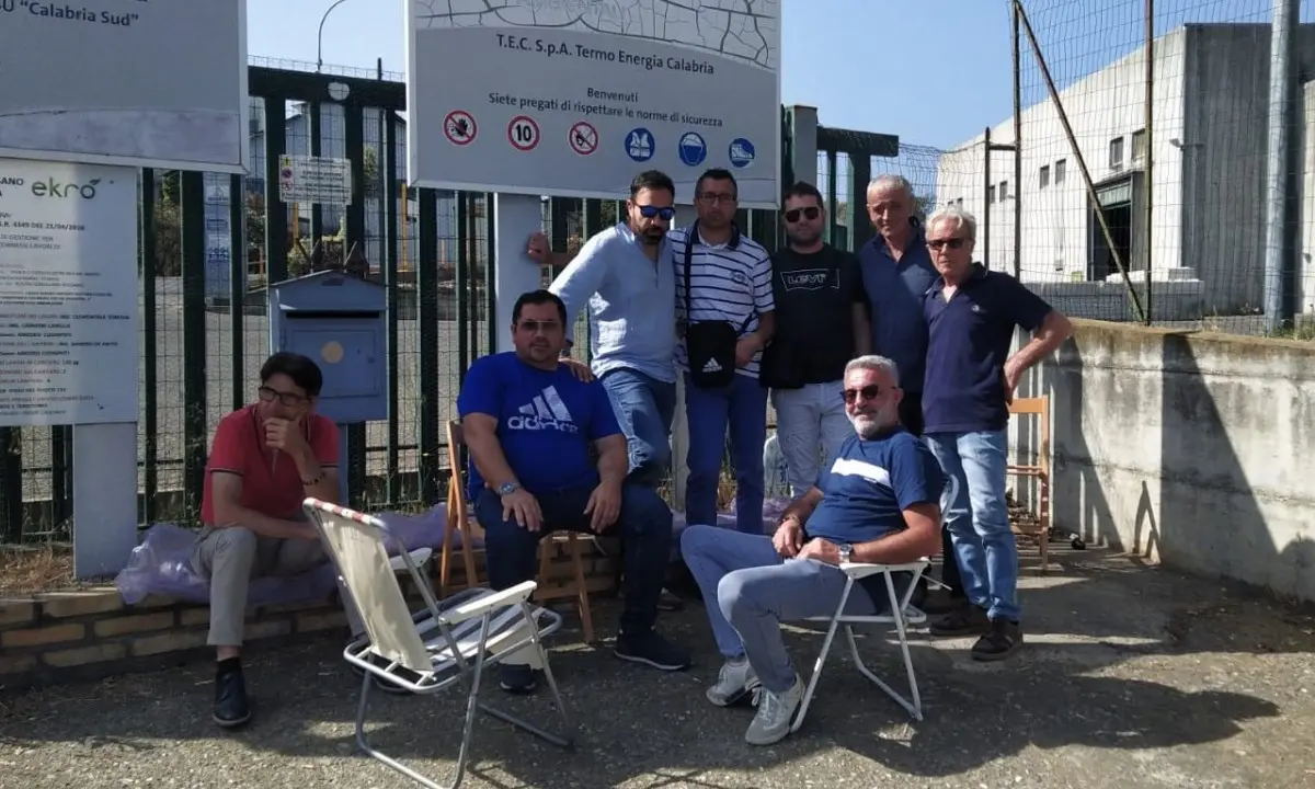 Corigliano-Rossano, i lavoratori dell’impianto rifiuti Bucita in protesta per i ritardi nei pagamenti