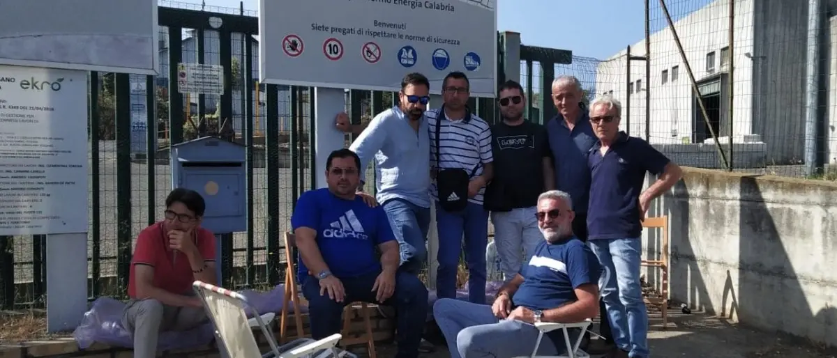 Corigliano-Rossano, i lavoratori dell’impianto rifiuti Bucita in protesta per i ritardi nei pagamenti