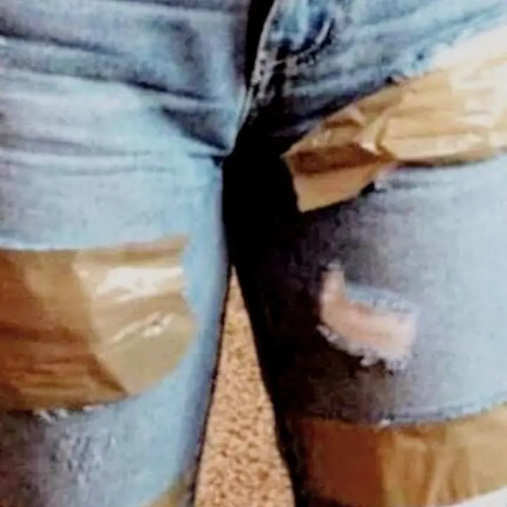 Vicepreside copre con lo scotch i jeans strappati di una studentessa: scoppiano le polemiche
