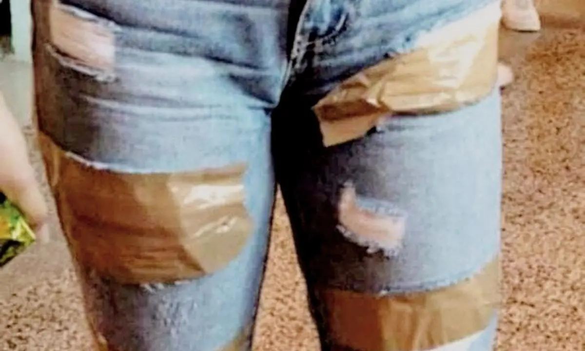 Vicepreside copre con lo scotch i jeans strappati di una studentessa: scoppiano le polemiche