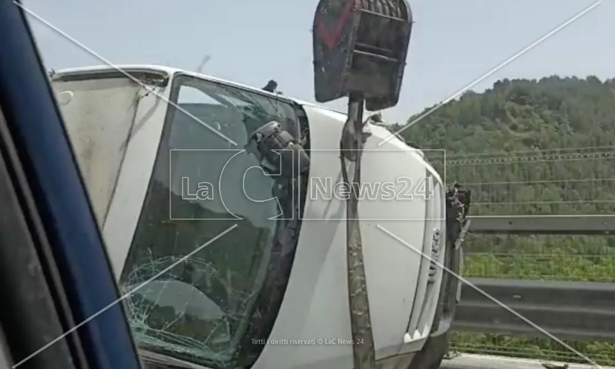 Camion si ribalta sull’autostrada, circolazione di nuovo regolare tra Cosenza e Rogliano