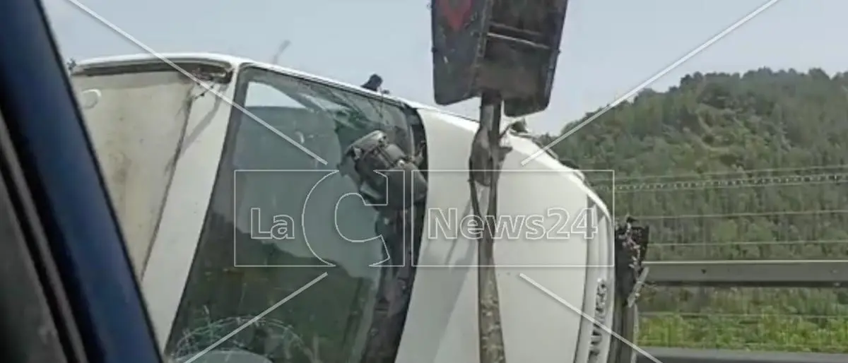 Camion si ribalta sull’autostrada, circolazione di nuovo regolare tra Cosenza e Rogliano