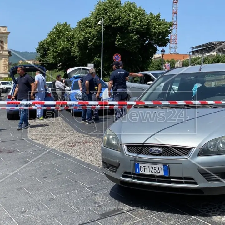 Donna accoltellata in pieno centro a Cosenza: il presunto aggressore finisce ai domiciliari