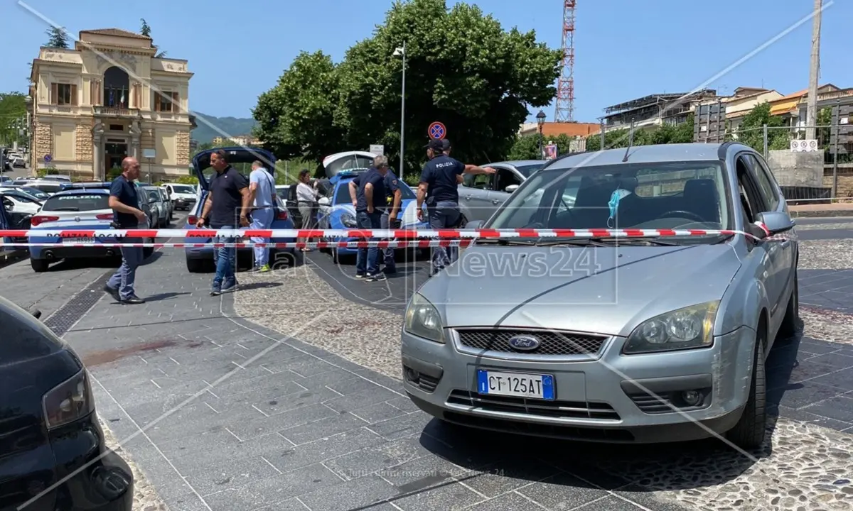 Donna accoltellata in pieno centro a Cosenza: il presunto aggressore finisce ai domiciliari