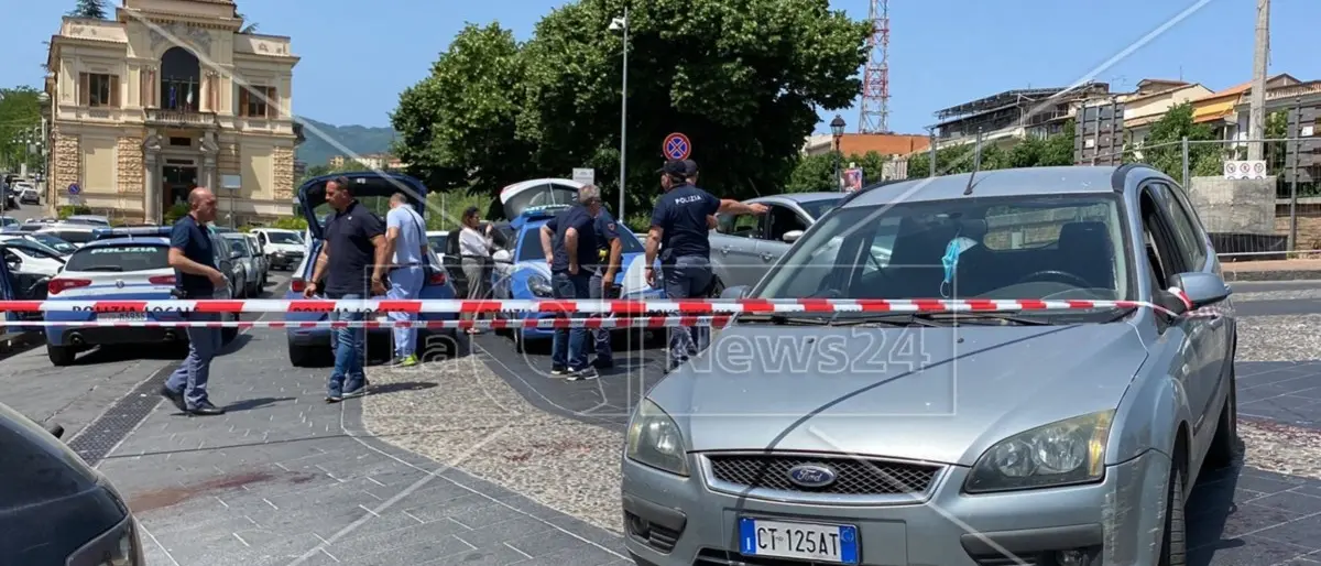 Donna accoltellata in pieno centro a Cosenza: il presunto aggressore finisce ai domiciliari