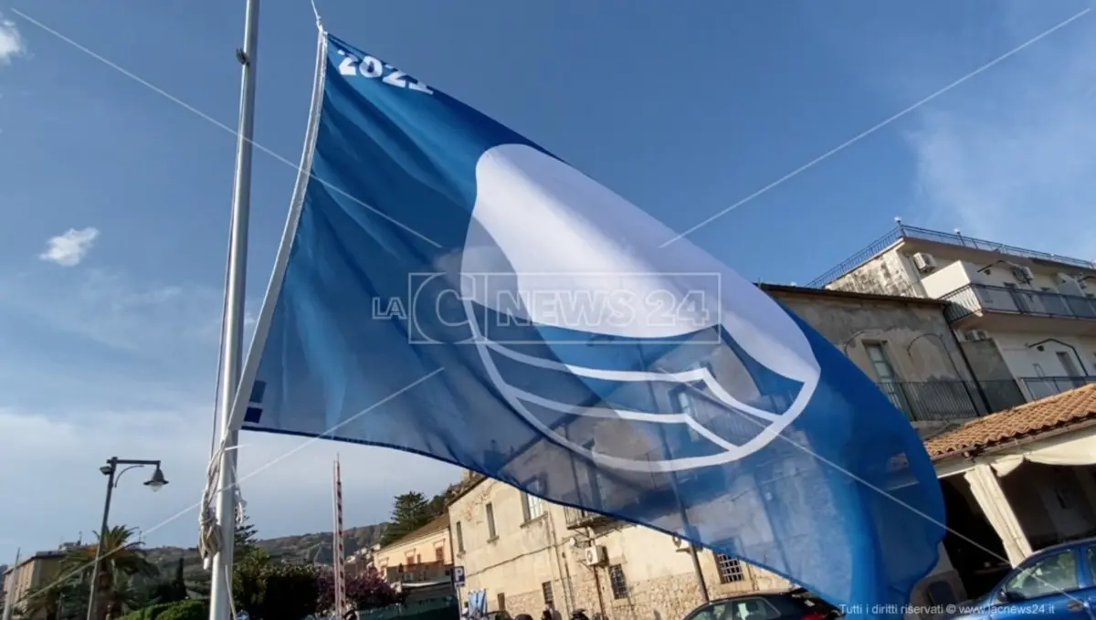 Roccella Jonica in festa per i 20 anni della bandiera blu, il sindaco Zito: «Primato che pochi possono vantare»