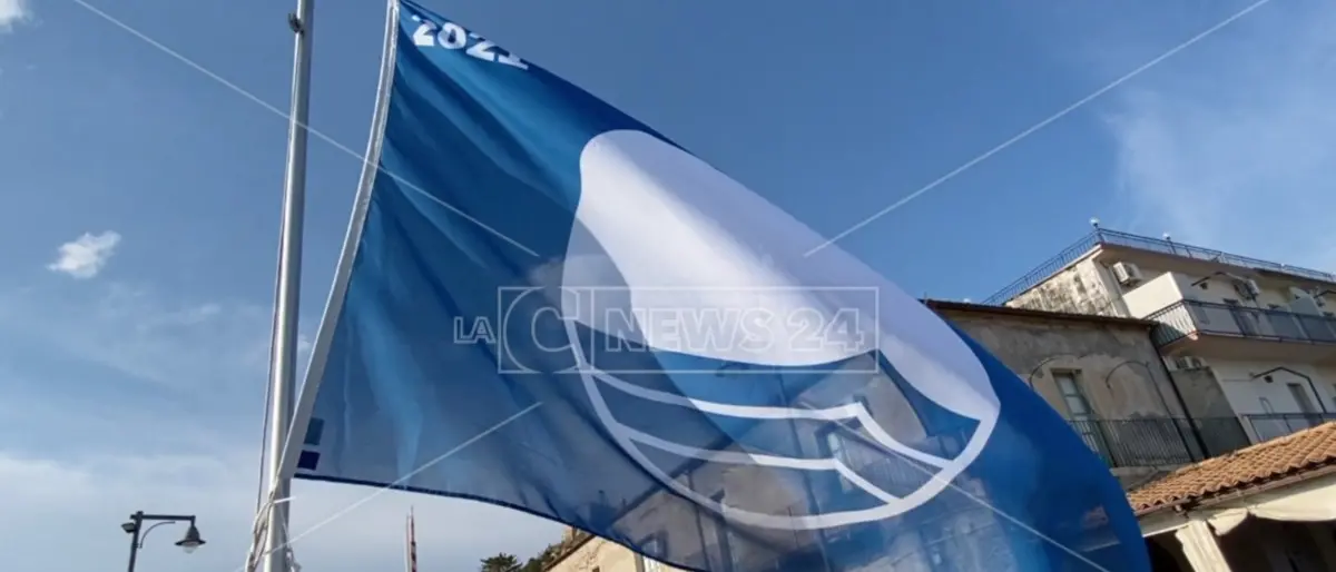 Roccella Jonica in festa per i 20 anni della bandiera blu, il sindaco Zito: «Primato che pochi possono vantare»