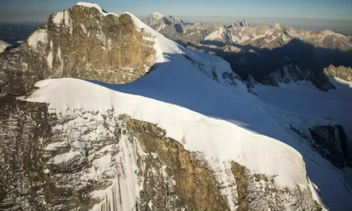 Crolla ghiacciaio tra Italia e Svizzera, travolti 17 alpinisti: 2 morti e diversi feriti gravi