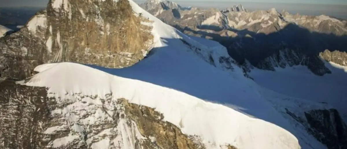 Crolla ghiacciaio tra Italia e Svizzera, travolti 17 alpinisti: 2 morti e diversi feriti gravi