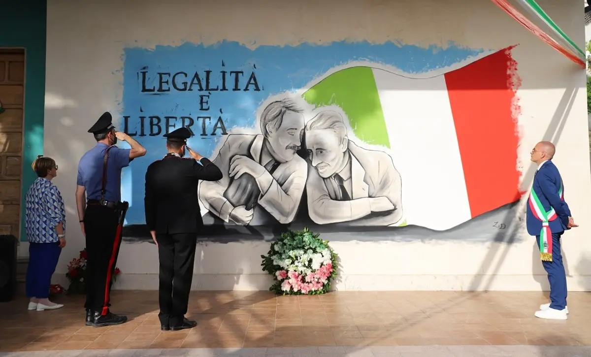 Fuscaldo, sulla parete di una scuola un murales in ricordo di Falcone e Borsellino