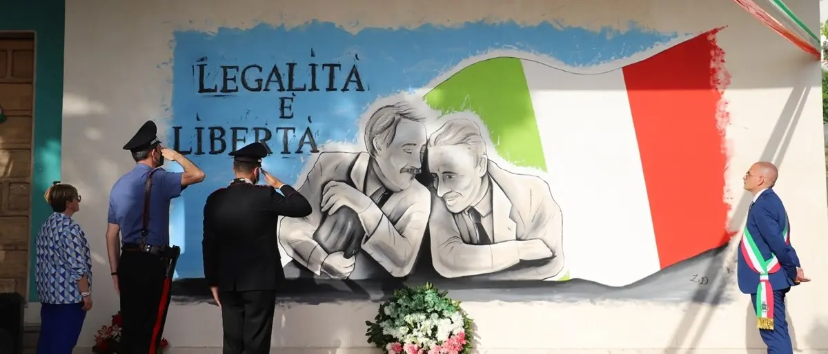 Fuscaldo, sulla parete di una scuola un murales in ricordo di Falcone e Borsellino