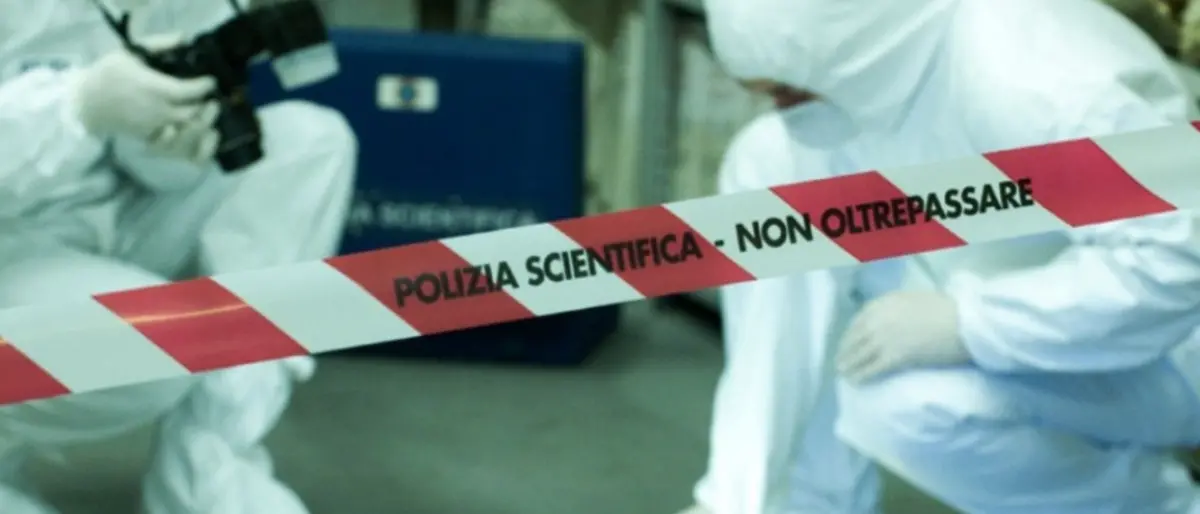 Ruba pistola a guardia giurata e spara a 4 giovani fuori dal un locale: fermato 37enne nel Napoletano