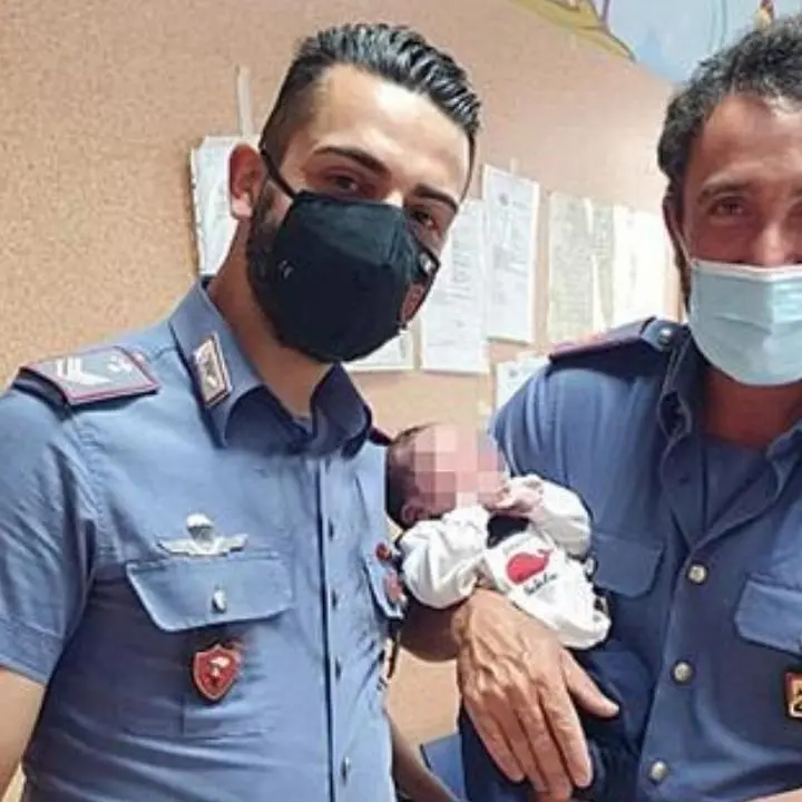 Neonato trovato in una cesta a Catania: «Sta bene e si sta alimentando»