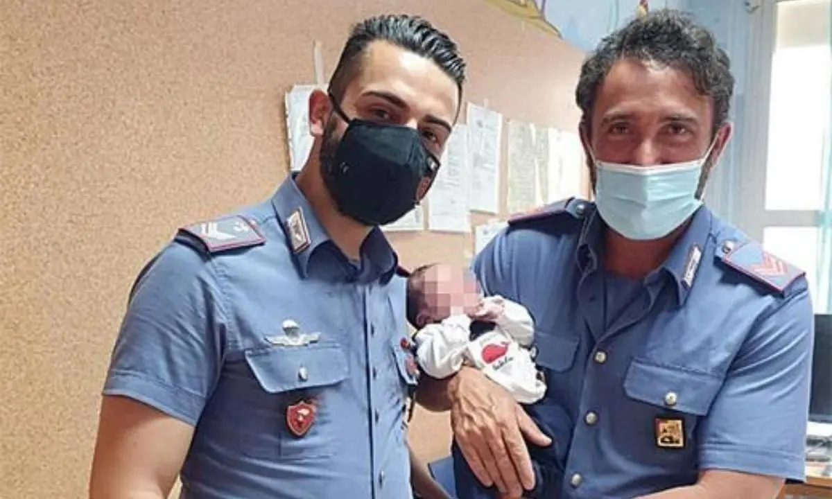 Neonato trovato in una cesta a Catania: «Sta bene e si sta alimentando»