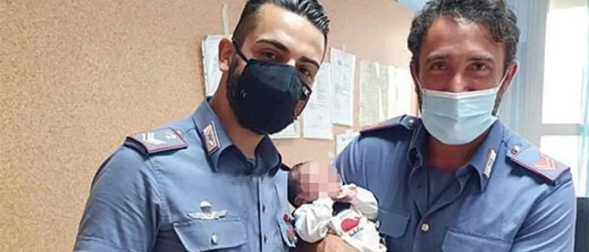 Neonato trovato in una cesta a Catania: «Sta bene e si sta alimentando»