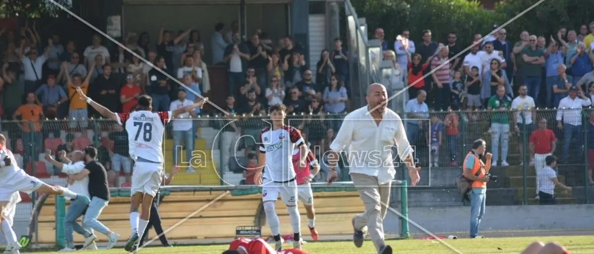 Il Castrovillari soffre fino alla fine ma si salva: in Eccellenza retrocede il Rende