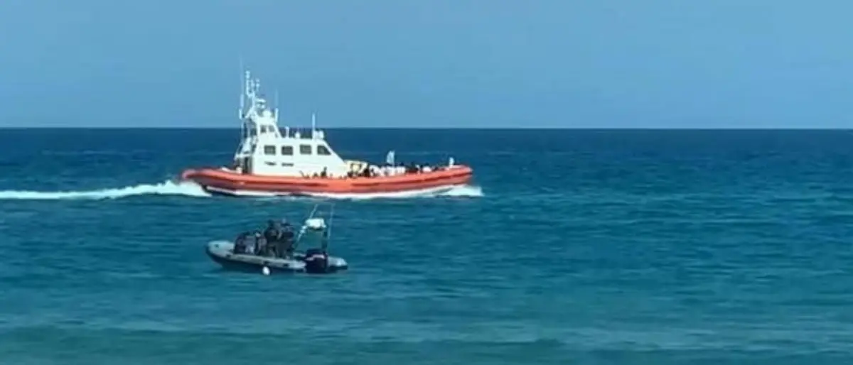 Ancora sbarchi al porto di Crotone: soccorse 78 persone al largo della costa