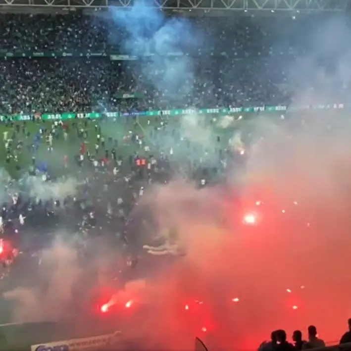 In Francia il Sant Etienne retrocede in Serie B: i tifosi invadono il campo e lanciano razzi contro i giocatori