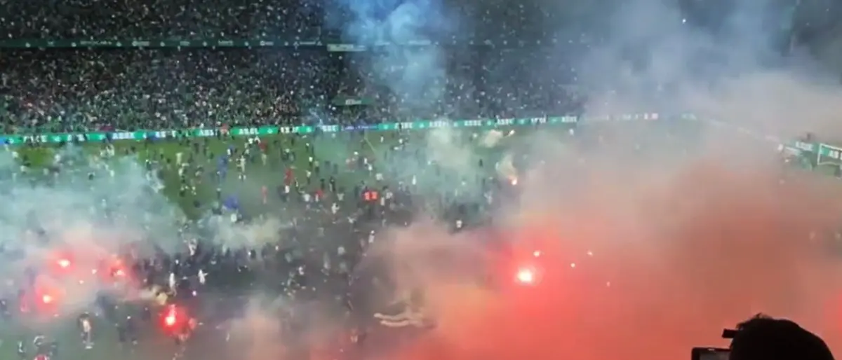 In Francia il Sant Etienne retrocede in Serie B: i tifosi invadono il campo e lanciano razzi contro i giocatori