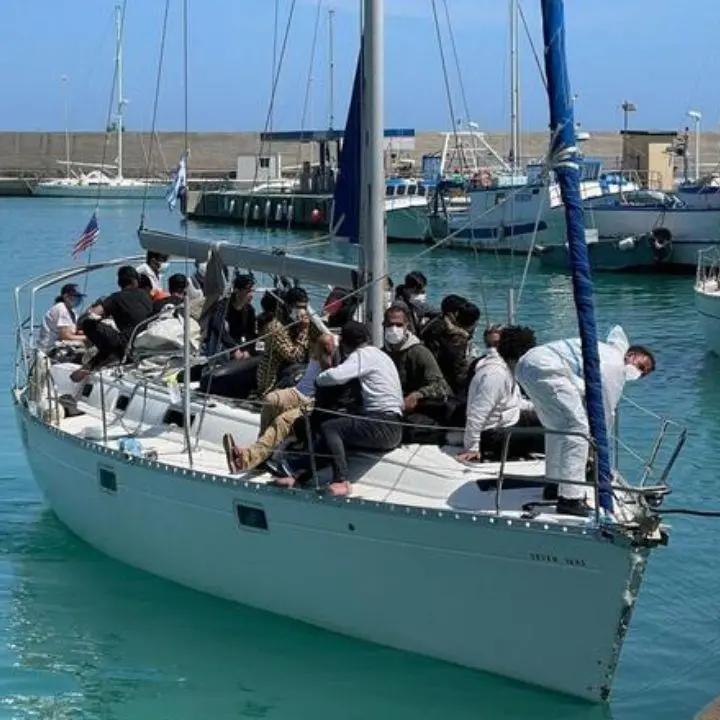 Cinquantadue migranti approdano al porto di Roccella, è il settimo sbarco negli ultimi dodici giorni