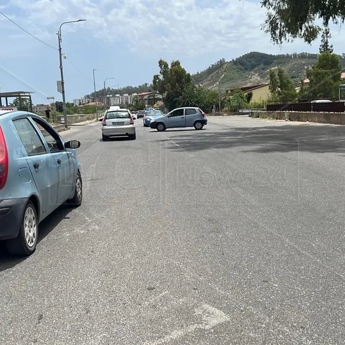 Catanzaro, i quartieri a sud sono senz’acqua: i residenti di viale Isonzo bloccano la strada