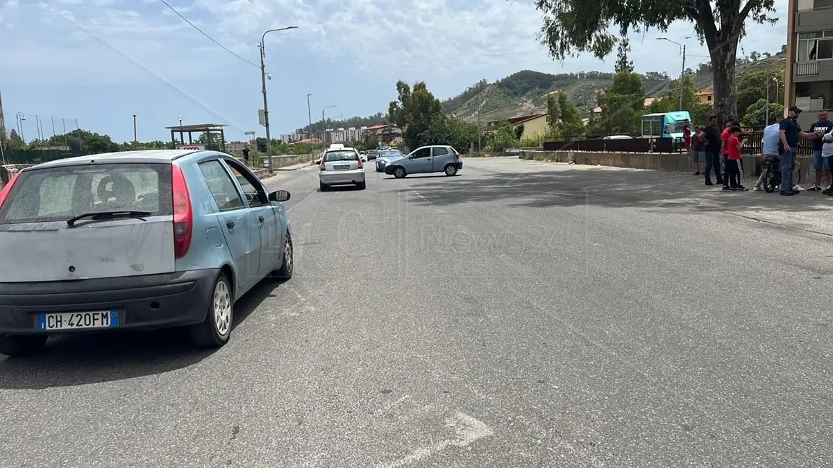 Catanzaro, i quartieri a sud sono senz’acqua: i residenti di viale Isonzo bloccano la strada