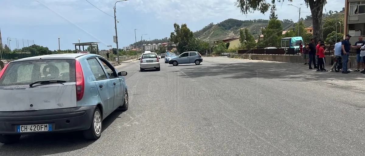 Catanzaro, i quartieri a sud sono senz’acqua: i residenti di viale Isonzo bloccano la strada