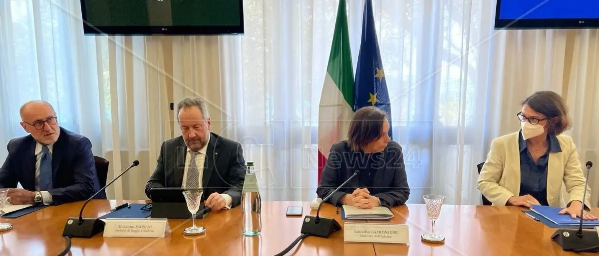 Da Reggio l’annuncio del ministro Lamorgese: «Proroga di un mese per i Bilanci di previsione dei Comuni»