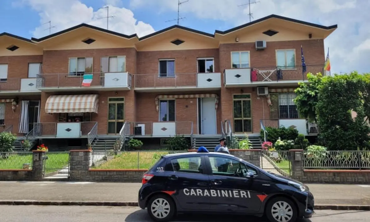 Bimbo di 13 mesi cade dalla finestra: è in condizioni critiche. Fermata la babysitter 32enne