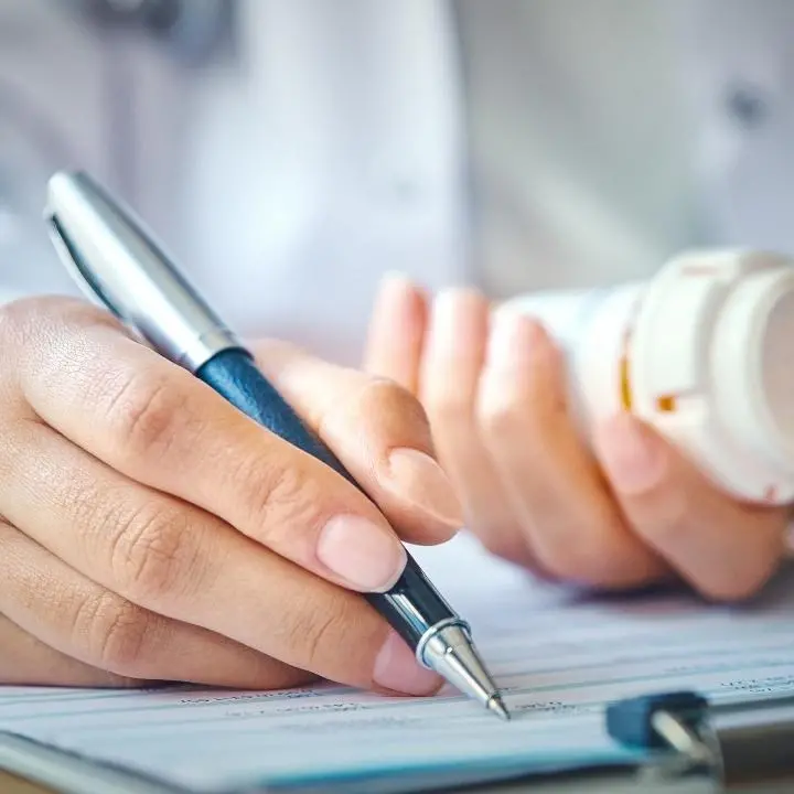 False certificazioni di screening oncologici per fare carriera: arrestato un medico a Roma